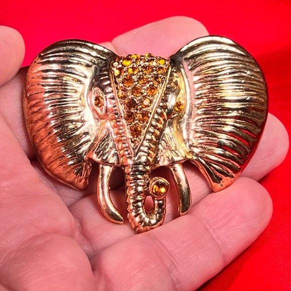Jewelry - Vintage Elephant Head Brooch Gold Tone with Topaz colored Rhinstones